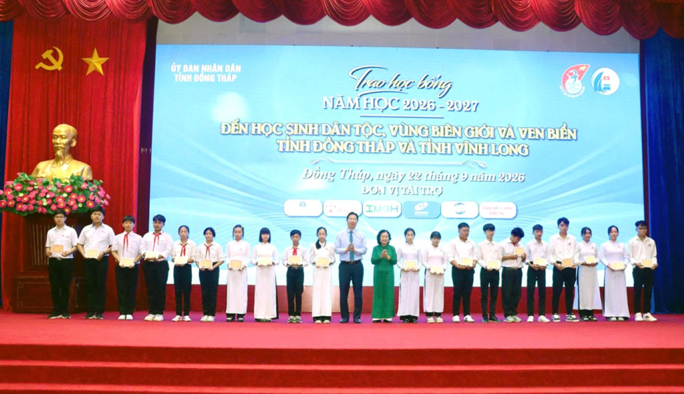 Ms. Truong My Hoa and Mr. Huynh Minh Tuan award scholarships to students. Photo: Dongthap. gov. vn