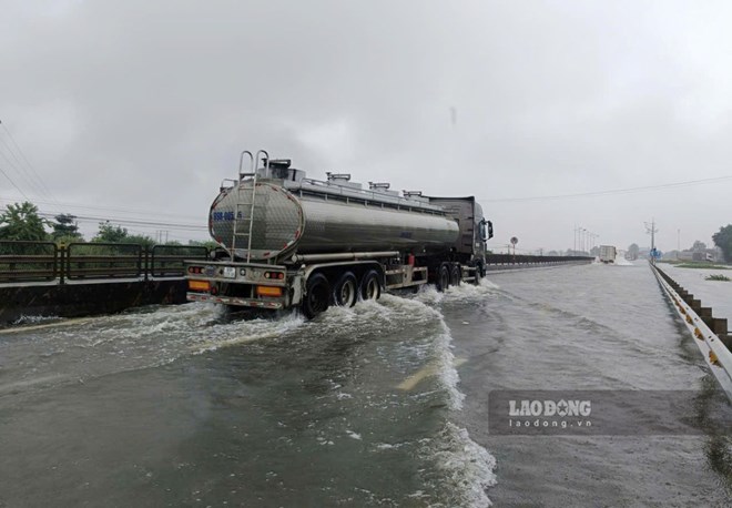 Deep flooding on National Highway 1A (section passing through Hoat Giang commune, Thanh Hoa province) makes it difficult for large trucks to circulate. Photo recorded on September 17, 2026: Quach Du