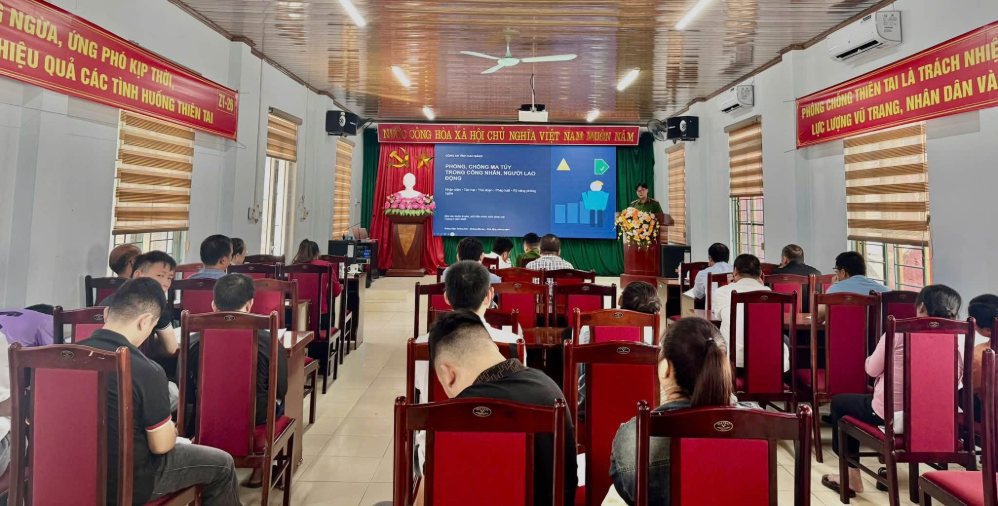 Union members and workers in Cao Bang are propagated about the law on drug prevention and control. Photo: Cao Bang Provincial Labor Federation