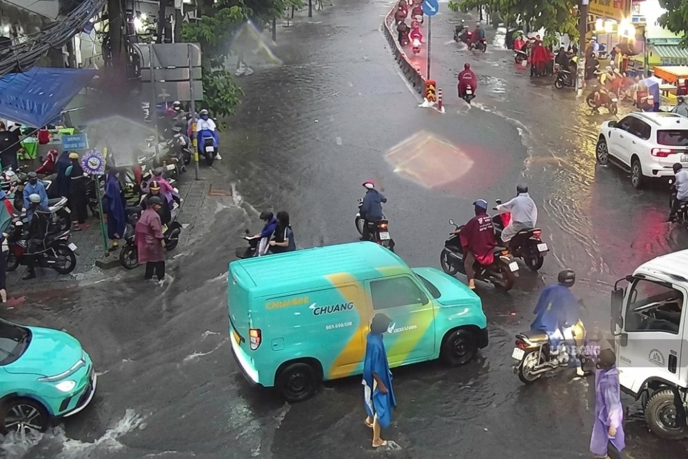 Heavy rain in the afternoon of September 22nd caused localized flooding on many roads in Ho Chi Minh City. Photo: Ha May