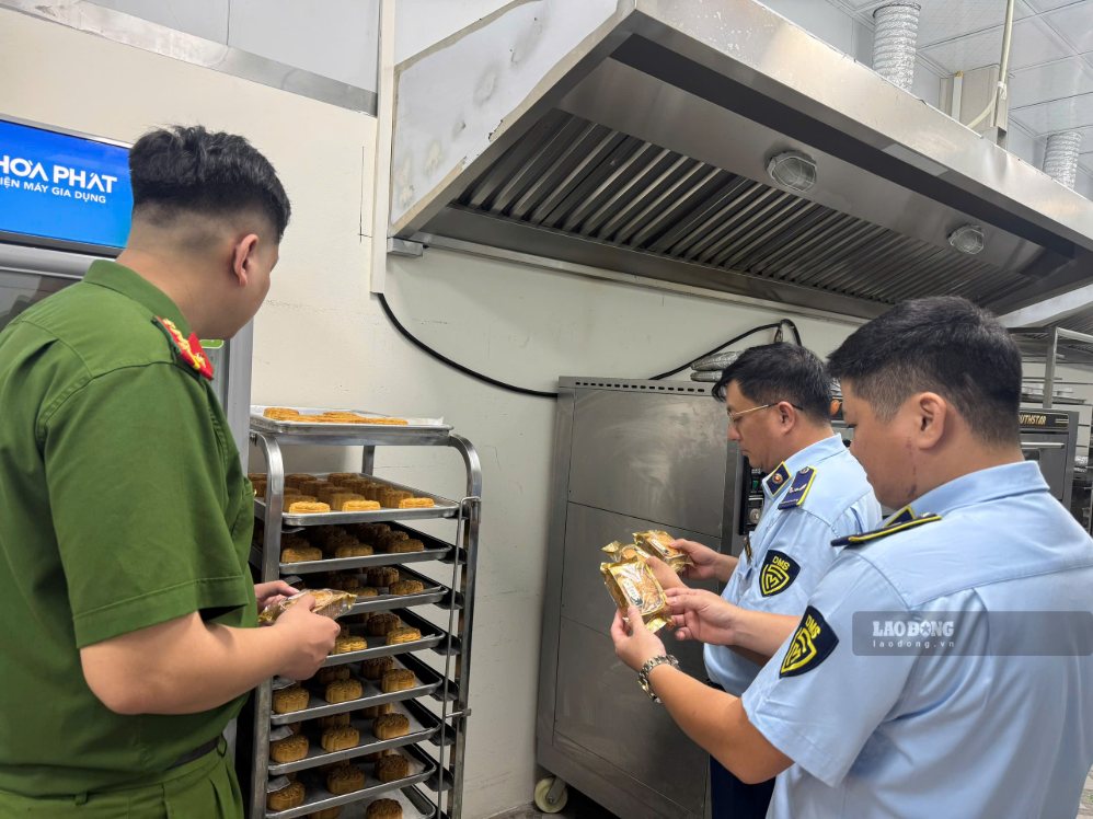 Đội Quản lý thị trường số 22 kiểm tra địa điểm kinh doanh số 4 của Công ty Cổ phần Thương mại Dịch vụ Changi Bakery (ngõ 7 Yên Nội, phường Thượng Cát, Hà Nội). Ảnh: Anh Tuấn