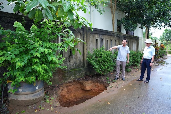 Subsidence hole appeared on the side of the traffic road on September 22. Photo: Hieu Giang Commune People's Committee