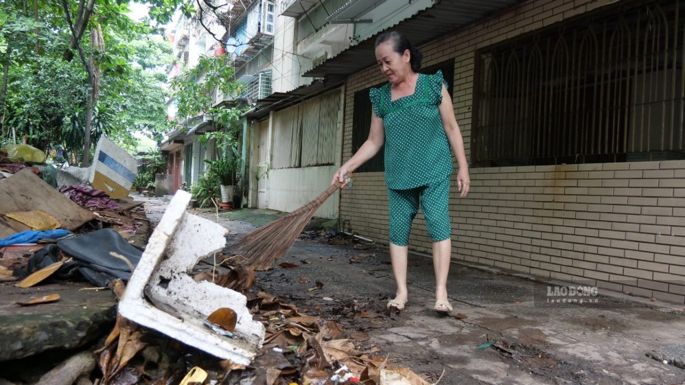 Bà Lệ dọn dẹp con hẻm trong những ngày cuối ở cư xá Thanh Đa. Ảnh: Anh Tú