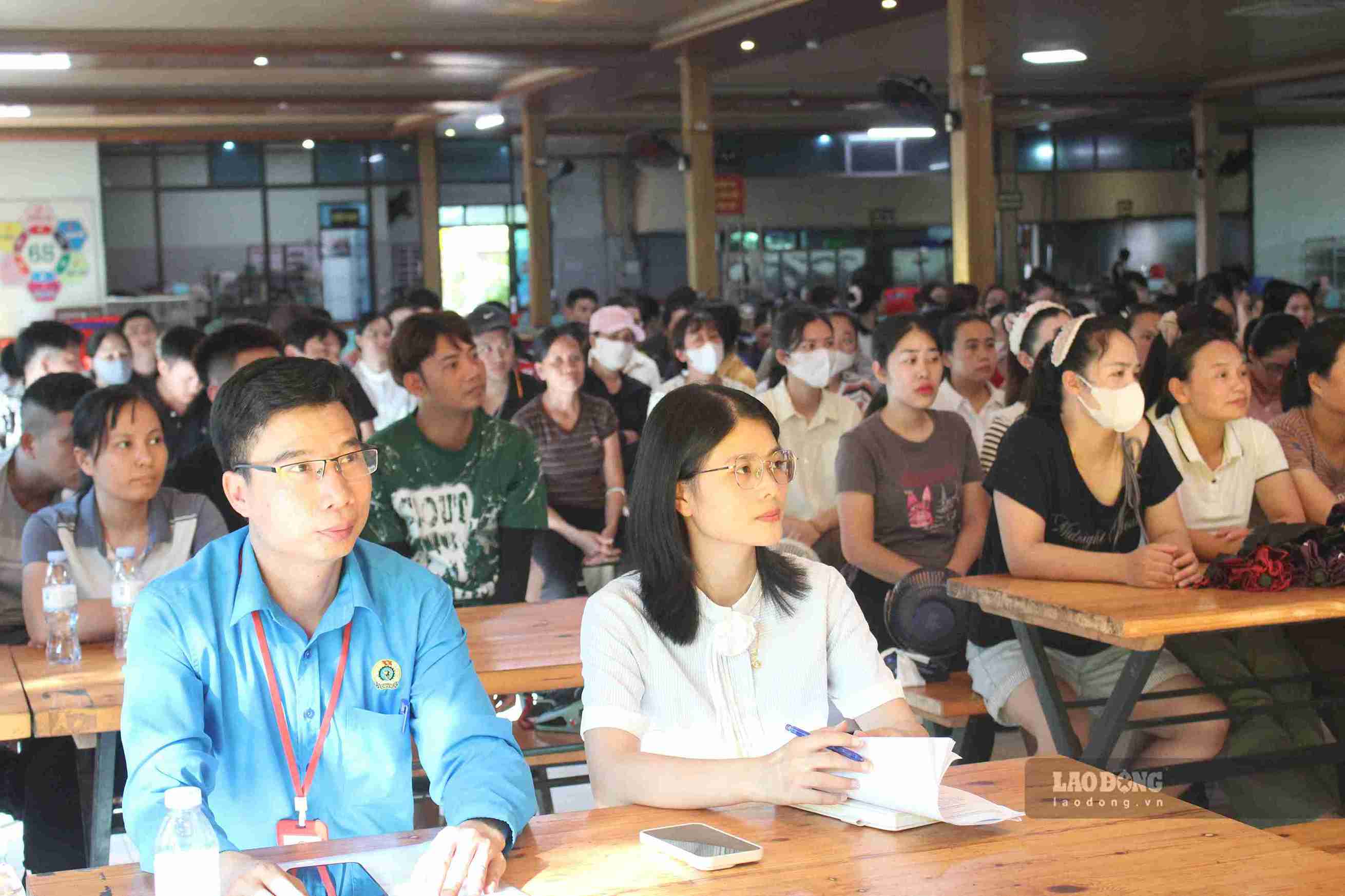 Propaganda session providing knowledge and skills to prevent cyber fraud for workers. Photo: Mai Huong
