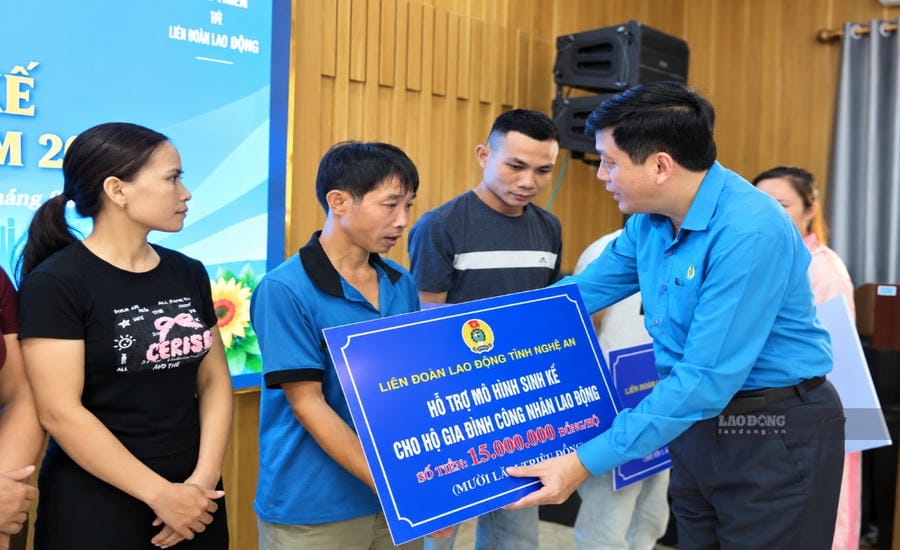 Chairman of Nghe An Provincial Labor Federation Kha Van Tam presents livelihood support to union members and workers. Photo: Duy Chuong