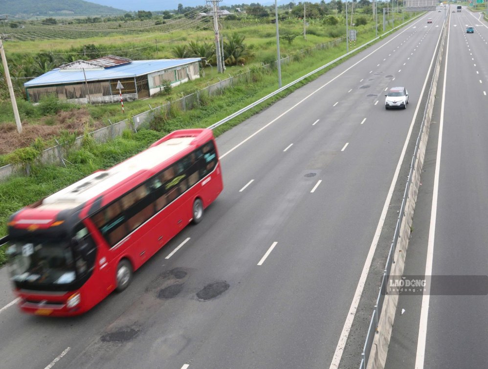 Many patches on the surface of the Vinh Hao - Phan Thiet expressway, section km234 through Ham Kiem commune, Lam Dong province. Photo: Duy Tuan, September 22.