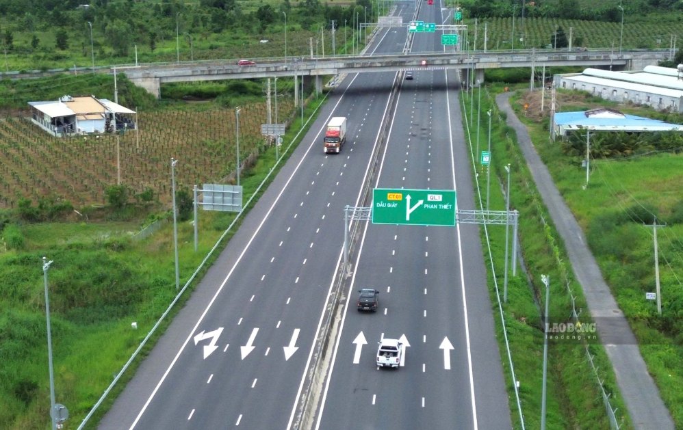 Vị trí điểm cuối cao tốc Vĩnh Hảo - Phan Thiết có nhiều vết dặm vá trên mặt đường. Ảnh: Duy Tuấn, chụp ngày 22.9.