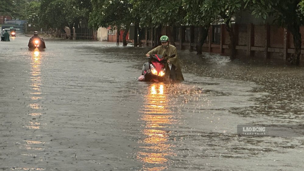 Tình trạng mưa ngập đúng vào giờ tan tầm khiến việc đi lại của người dân khó khăn (Ảnh chụp ngày 22.9). Ảnh: HAC
