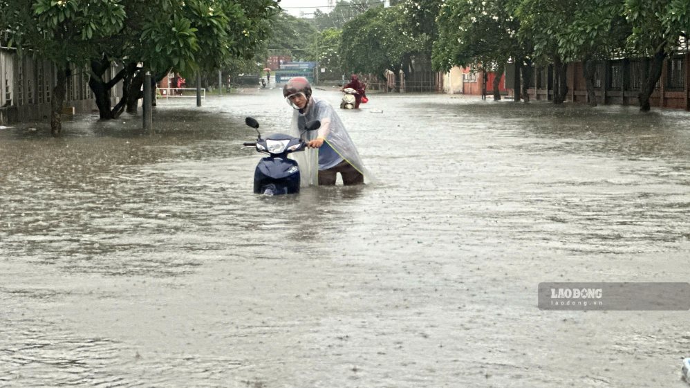 Tình trạng mưa ngập quanh khu vực gần ngã tư Tân Phong, Đồng Nai chiều ngày 22.9. (Ảnh chụp ngày 22.9). Ảnh: HAC