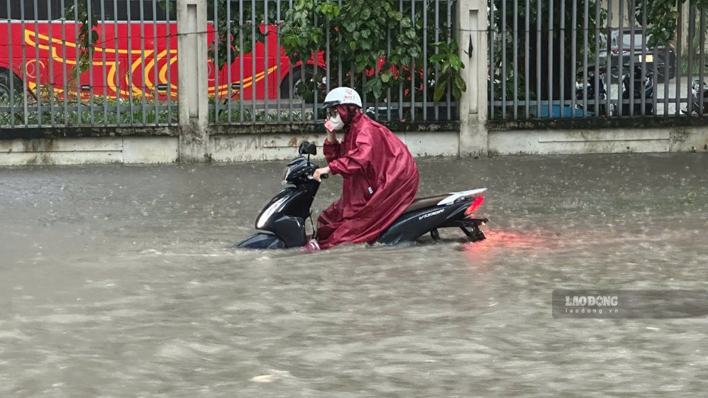 Heavy rain causes flooding on Dong Khoi street, Dong Nai in the afternoon of September 22. Photo: HAC
