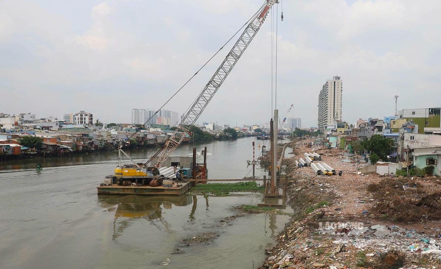 The area on the North bank of Doi canal has completed site clearance and is accelerating construction. Photo: Minh Quan