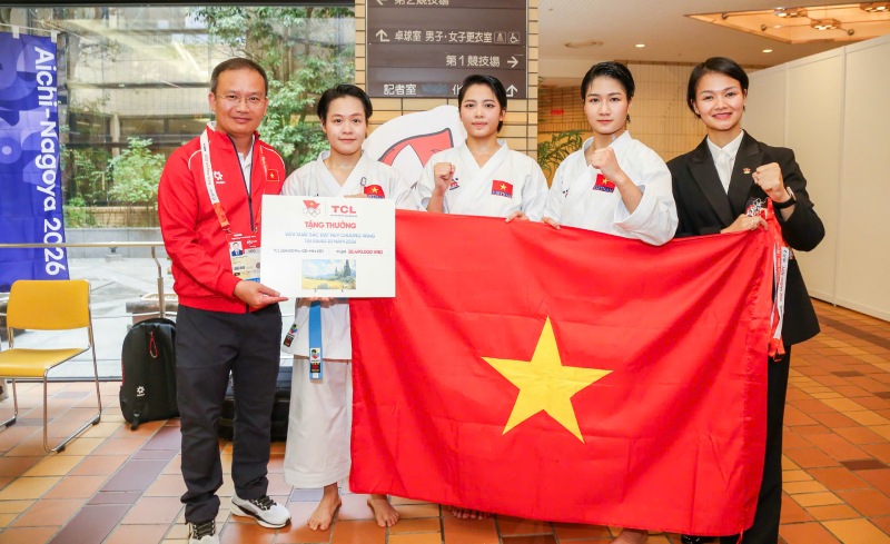 Head of delegation Nguyen Hong Minh rewards 3 athletes who won ASIAD 20 gold medals. Photo: Bui Luong