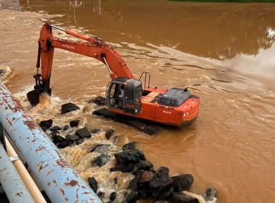The investor mobilizes machinery to dismantle the saltwater dam on the Cai Nha Trang river. Photo: Vinh Phuong (September 2026)