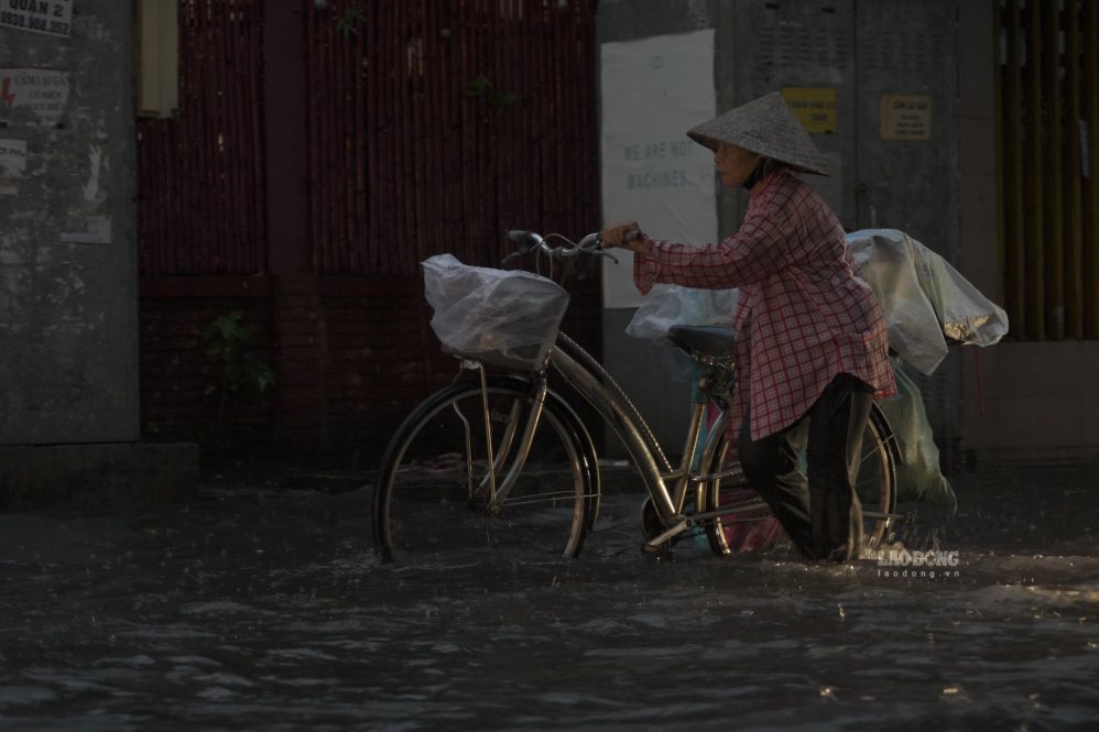Đường phố TPHCM biến thành sông.