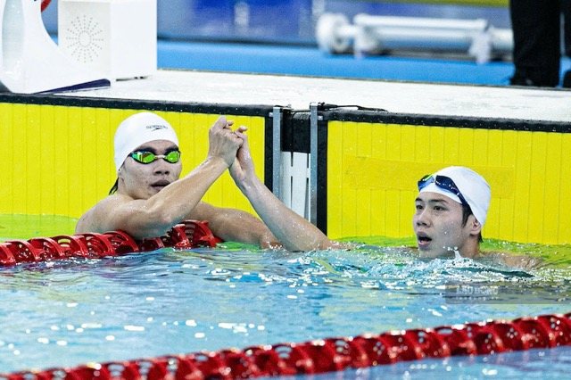 Tran Hung Nguyen (left) had good results at SEA Games 33 and now continues to make his mark in the 400m individual medley at ASIAD 20. Photo: Minh Dan