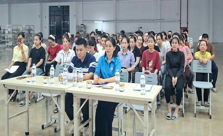 Dong Ha Ward Trade Union meets with workers at U-TEX Textile Technology Co., Ltd. Photo: Dong Ha Ward Trade Union