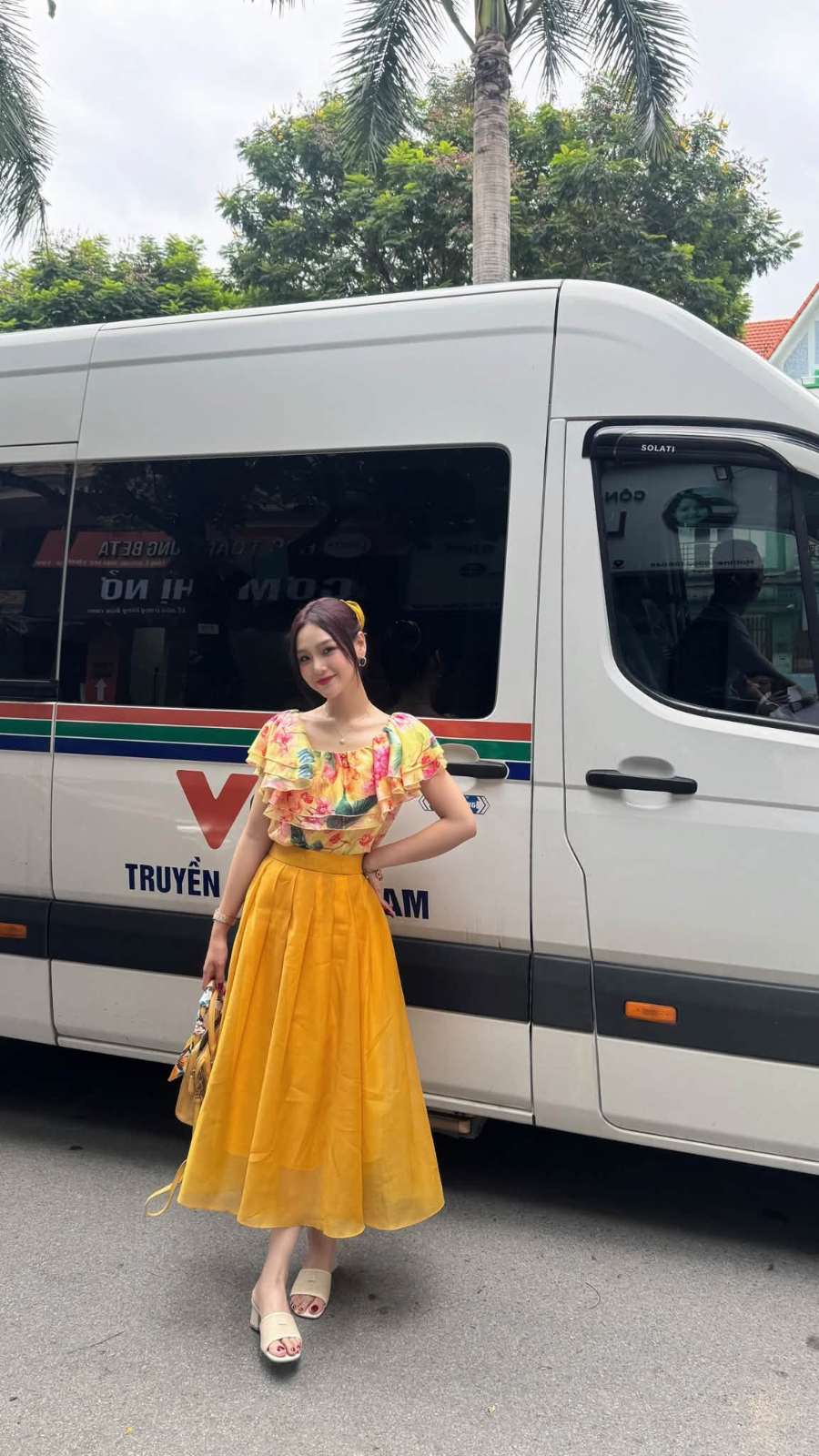 Trong phim “Mùa hè năm ấy“, Cù Thị Trà vào vai Thúy với tạo hình lòe loẹt. Ảnh: Nhân vật cung cấp