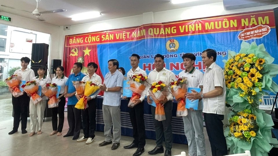 Vinh Long Provincial Labor Federation awarded the decision to establish grassroots trade unions and appointed the Executive Committee of An Phuoc Food Co., Ltd. Grassroots Trade Union. Photo taken on September 22, 2026, provided by An Phuoc Food Co., Ltd. Grassroots Trade Union.
