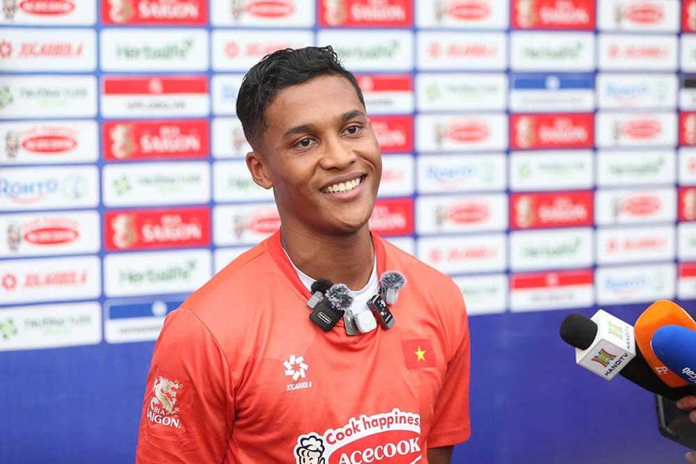 Adou Minh shares his feelings on the first day of gathering with the Vietnamese national team. Photo: VFF