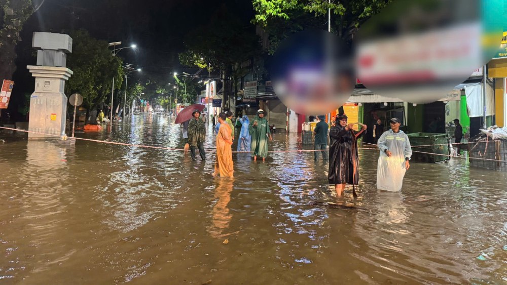 On the evening of September 22, Phu Quoc functional forces were on duty at deep flooded points to regulate traffic, guide safe routes and directly help people and vehicles that stalled move through flooded areas. Photo: Hoang Dung/Phu Quoc Special Zone General Service Center