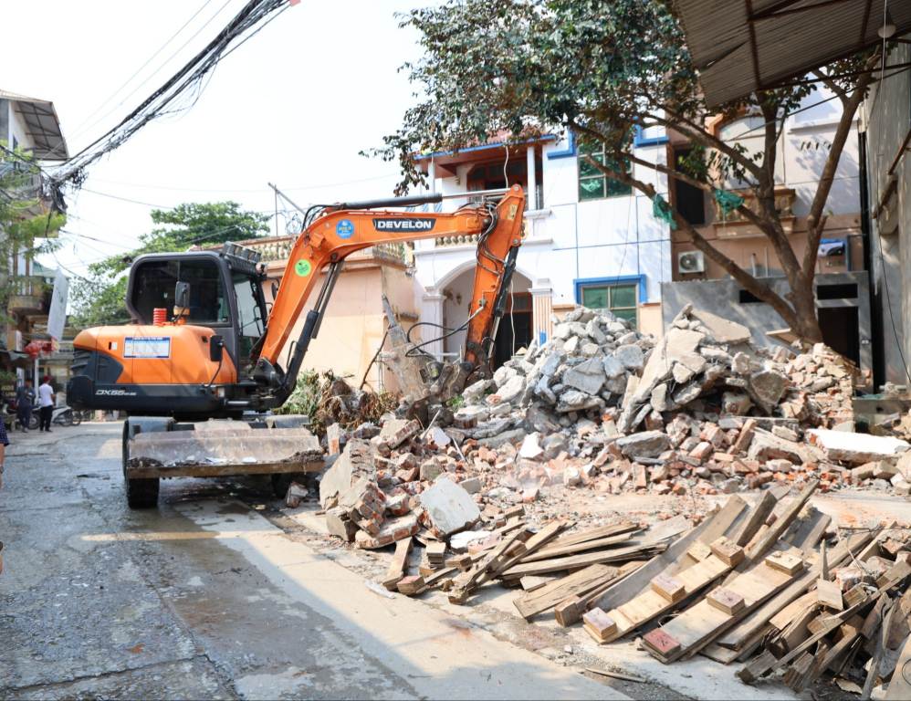 Machinery demolishing works within the project to renovate and upgrade Truong Yen - Trung Hoa - Tot Dong road (Phu Nghia commune, Hanoi), afternoon 22. 9. Photo: Phu Nghia Commune E-Portal