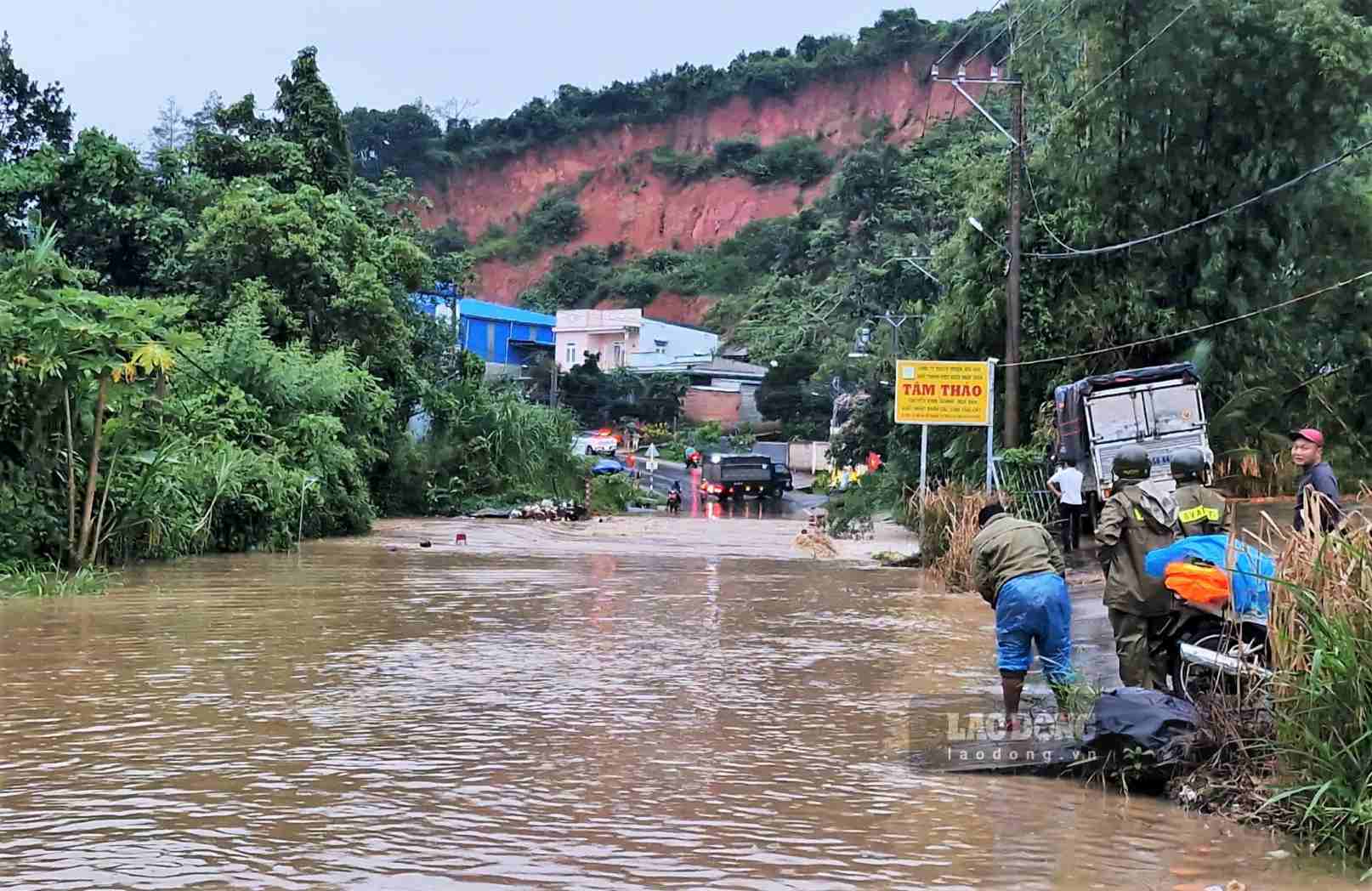 Cống ngầm trên Quốc lộ 55 qua xã Bảo Lâm 3 bị ngập sâu vào chiều 22.9. Ảnh: Phúc Khánh