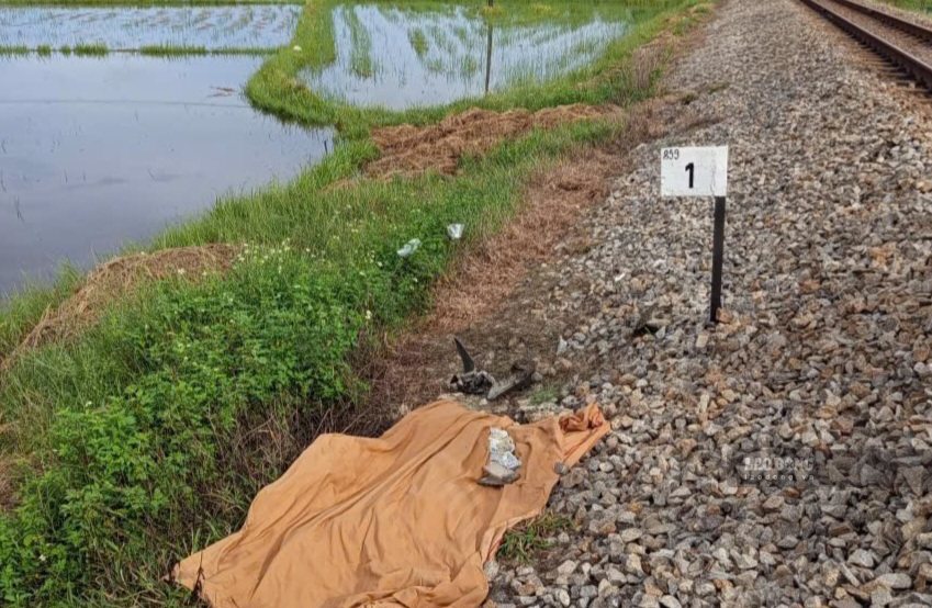 Cruzando un camino improvisado, un hombre en Da Nang muere atropellado por un tren. Foto: Xuan Truong