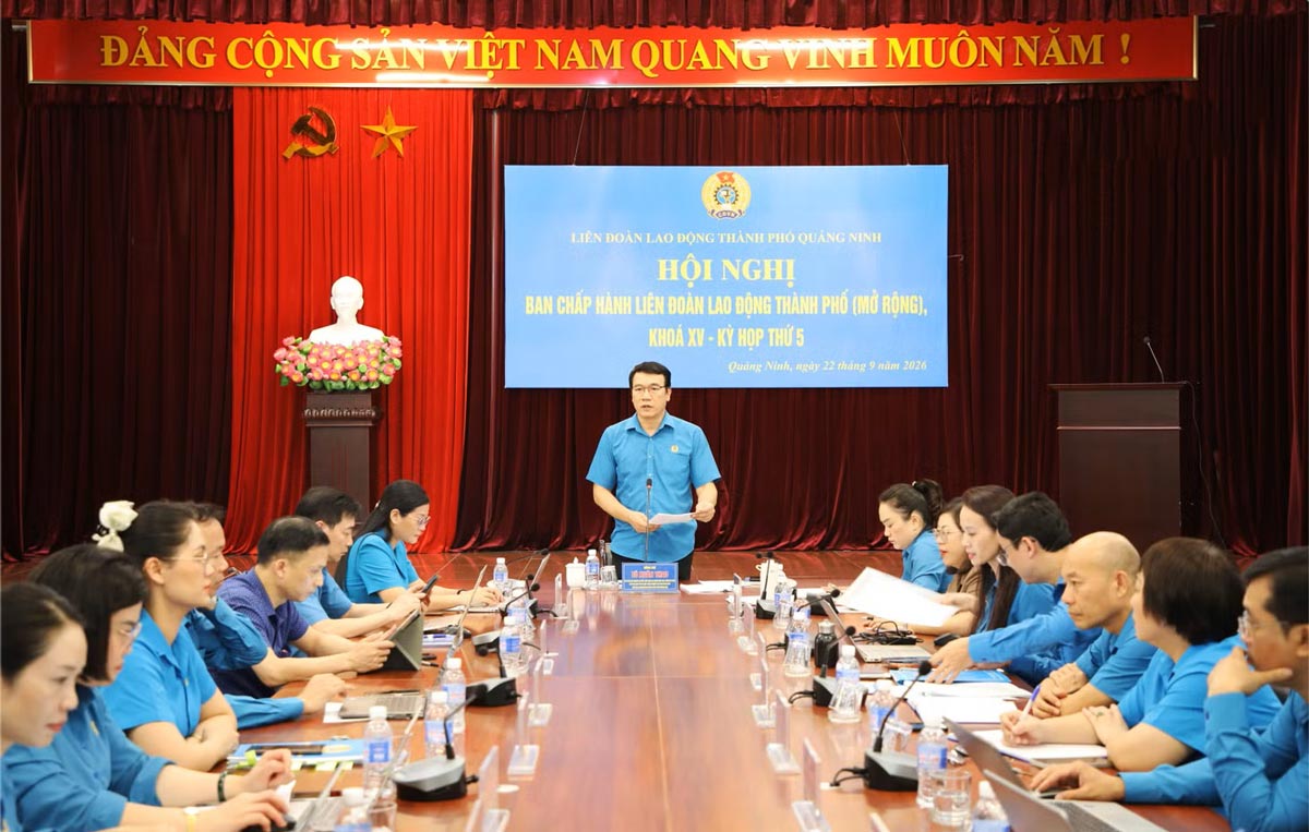 Mr. To Xuan Thao - Chairman of Quang Ninh City Labor Federation - chaired the conference. Photo: Minh Duc