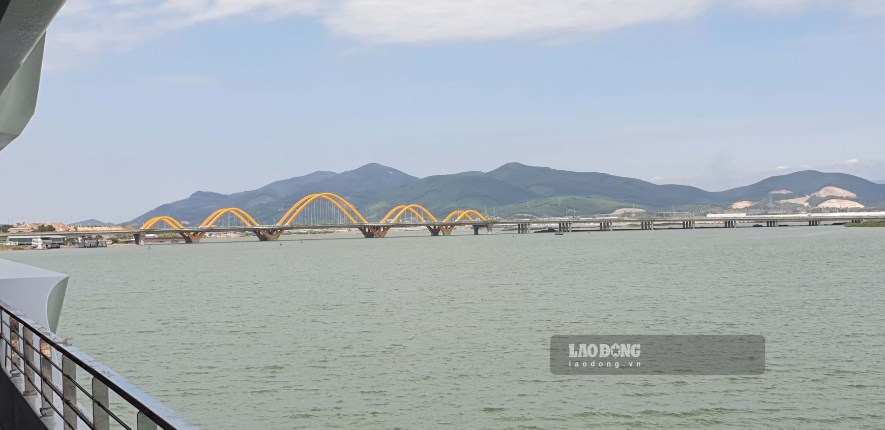 Cầu Tình Yêu - cây cầu đầu tiên bắc qua vịnh Cửa Lục. Ảnh: Nguyễn Hùng
