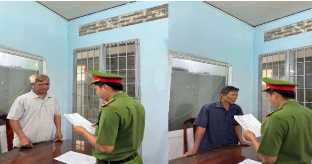 Công an bắt quả tang Phạm Văn Em Nhỏ (trái) và Thái Hành Sơn đang có hành vi đánh bạc dưới hình thức cá độ bóng đá. Ảnh: Hoài Thanh/Công an An Giang