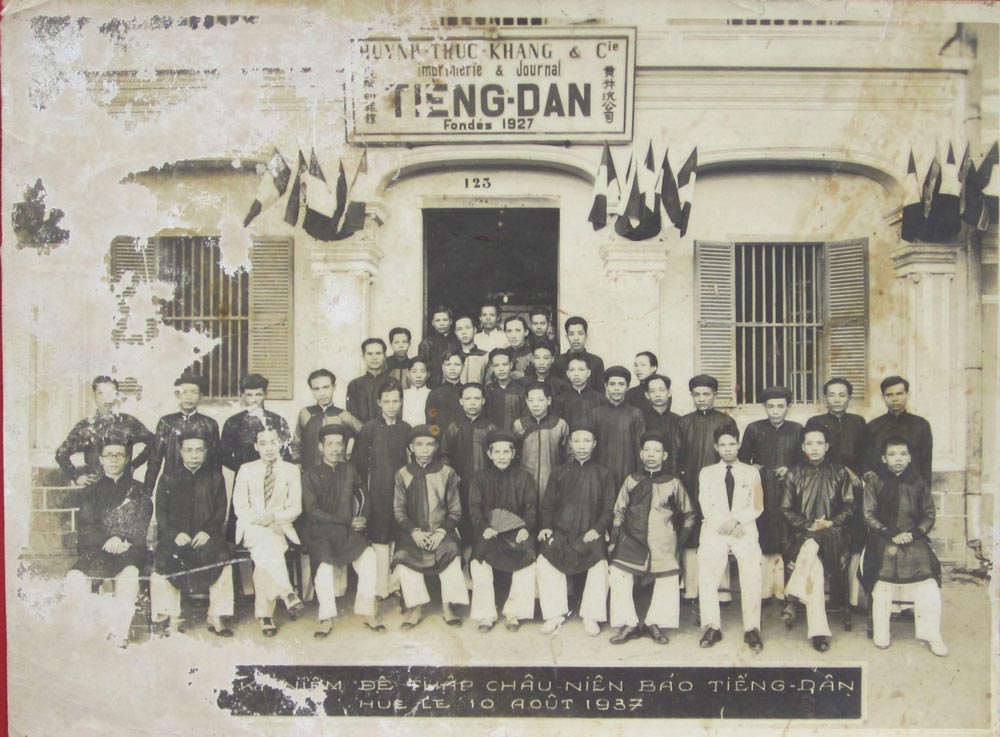Mr. Huynh as Chairman (person sitting in the middle holding a fan) photographed at the editorial office of Tieng Dan Newspaper, which is also the headquarters of Huynh Thuc Khang company in Hue. Photo: Da Nang Museum