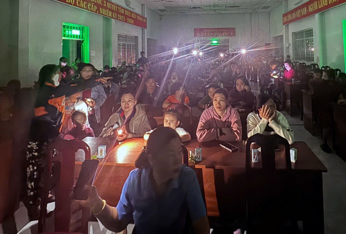 Hội trường, nơi diễn ra chương trình Đêm hội trăng rằm, bị mất điện giữa mưa, cán bộ Công đoàn phải dùng đèn trong điện thoại thông minh để mang Trung thu đến con đoàn viên, công nhân, người lao động. Ảnh: Thanh Mai