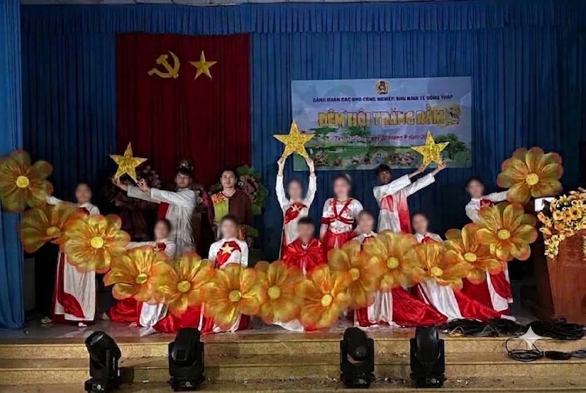 Chương trình văn nghệ phục vụ Đêm hội trăng rằm. Ảnh: Thanh Nhàn