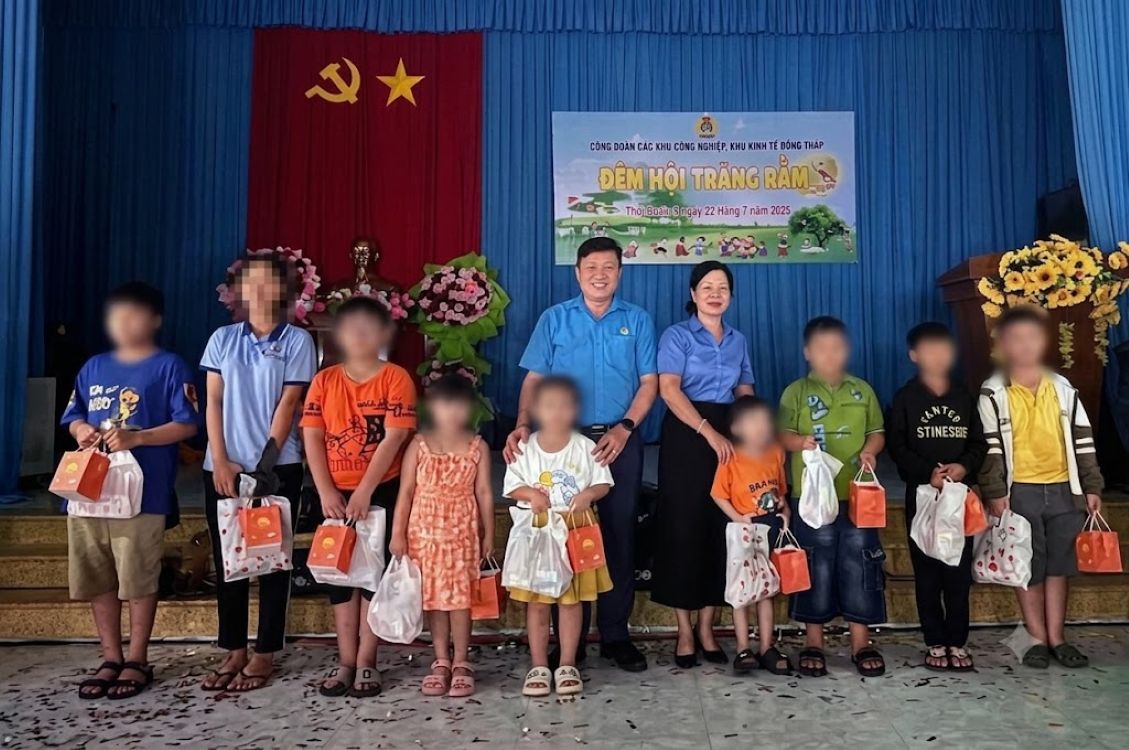 Bà Huỳnh Thị Tuyết Vui và ông Nguyễn Thanh Nhàn tặng quà Trung thu cho con đoàn viên, công nhân, người lao động có hoàn cảnh khó khăn. Ảnh: Thanh Nhàn