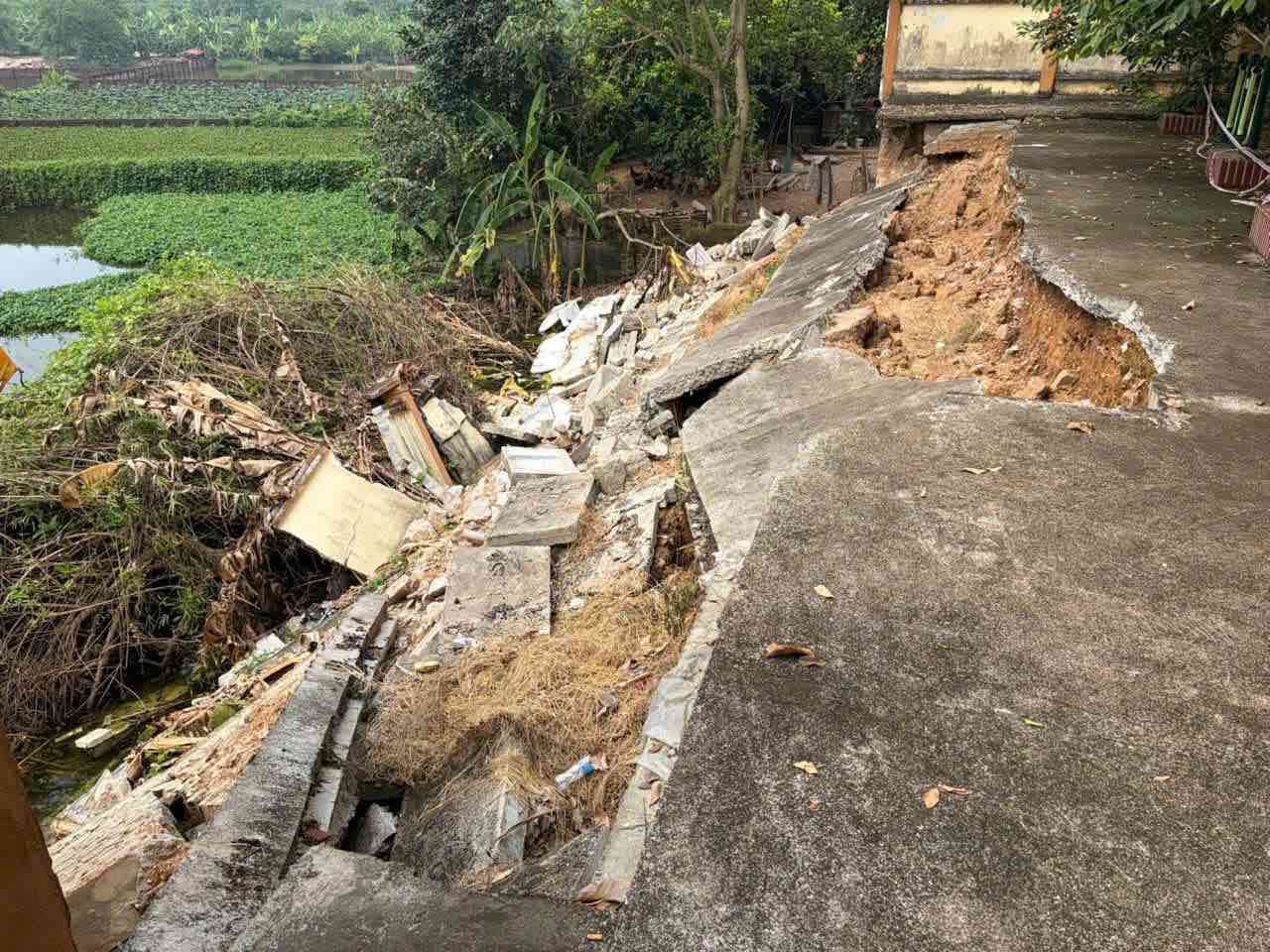 Sạt lở nhà văn hóa Phú Nhiêu (cũ). Ảnh: Trang thông tin điện tử xã Vật Lại đăng tải ngày 16.8.2026
