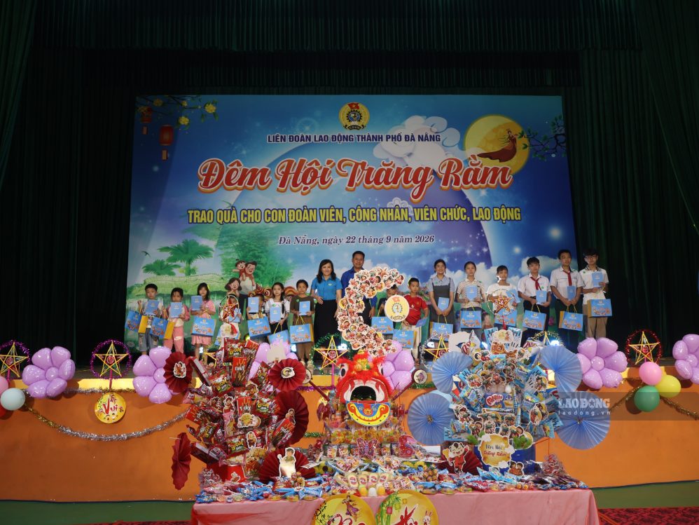 Liên đoàn Lao động thành phố Đà Nẵng tổ chức chương trình “Đêm hội Trăng rằm” dành cho trẻ em là con đoàn viên, người lao động có hoàn cảnh khó khăn. Ảnh: Bá Duy