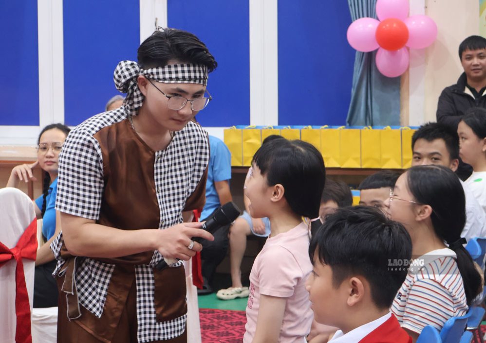 Tiếng cười và niềm vui từ những suất quà có ý nghĩa giúp buổi tối Trung thu với các em nhỏ trở nên đặc biệt ý nghĩa. Ảnh: Bá Duy