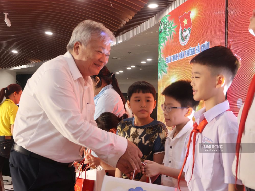 Hai Chau Ward, Da Nang presents more than 1,000 Mid-Autumn gifts to children in difficult circumstances. Photo: Ba Duy