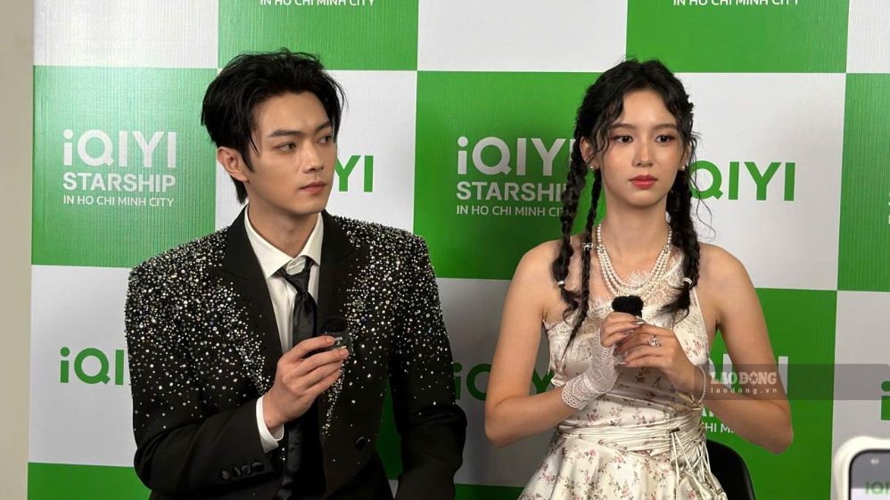 The couple interacted with audiences and the press in Ho Chi Minh City. Photo: Dong Du.