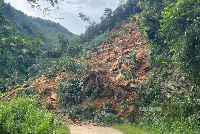 Functional forces of Tan Hop commune, Lao Cai province are implementing safety assurance plans during landslide recovery. Photo: Van Duc (taken on September 22nd)
