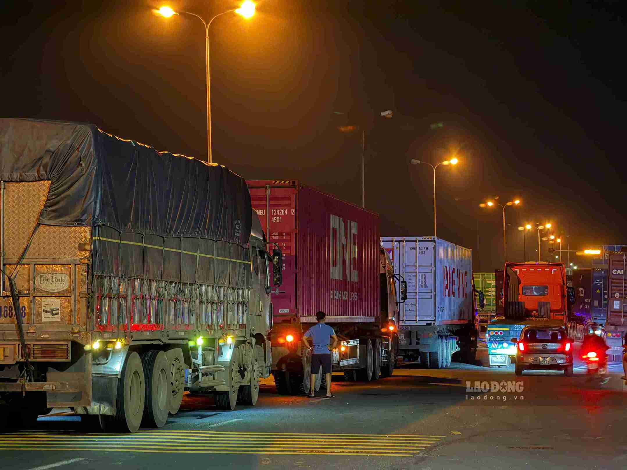 A long line of vehicles had to stop due to the accident. Photo: Mai Huong