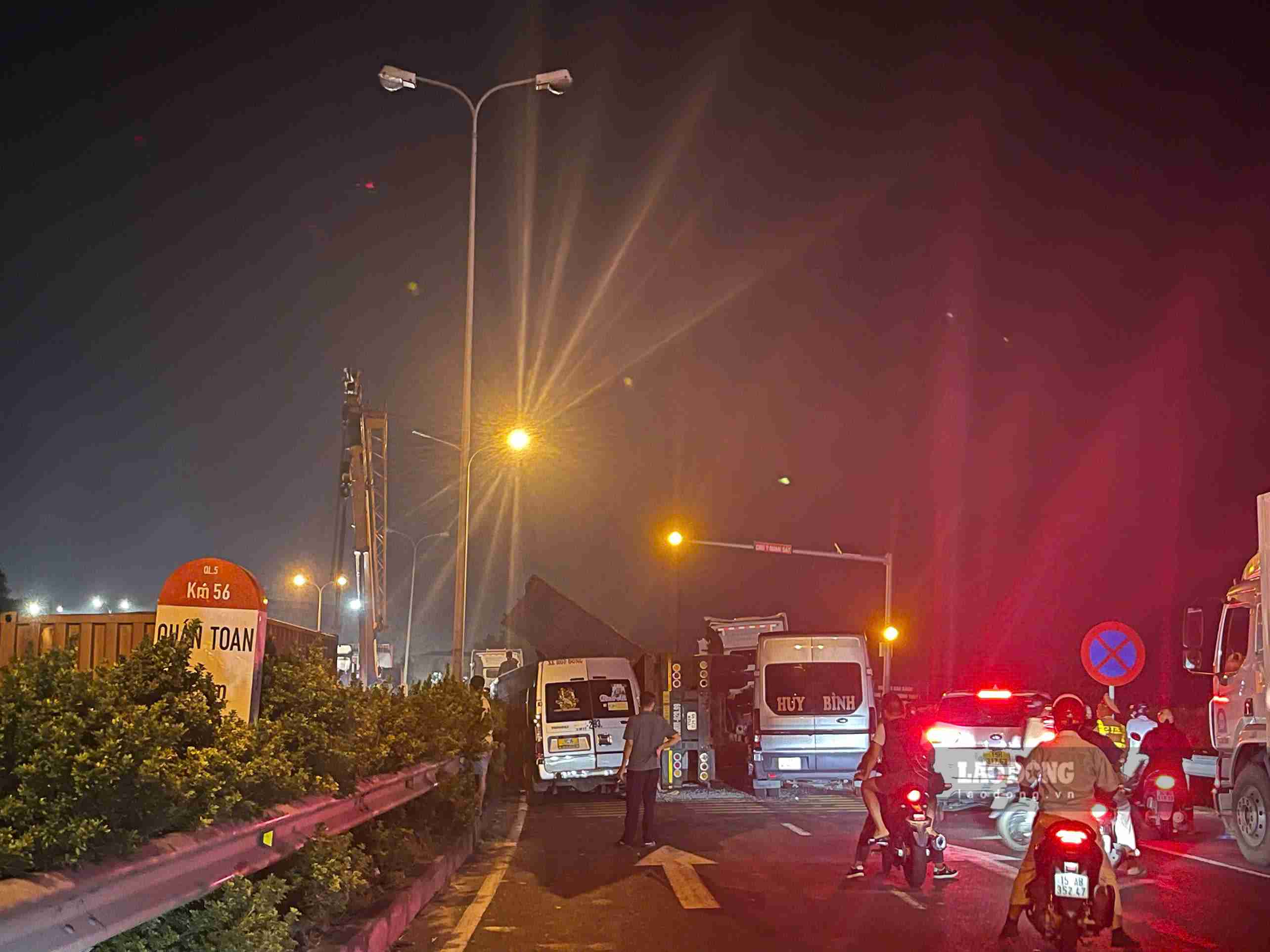 Hiện trường vụ lật xe chở cột điện tại khu vực cầu Phú Lương, Quốc lộ 5 tối 22.9.