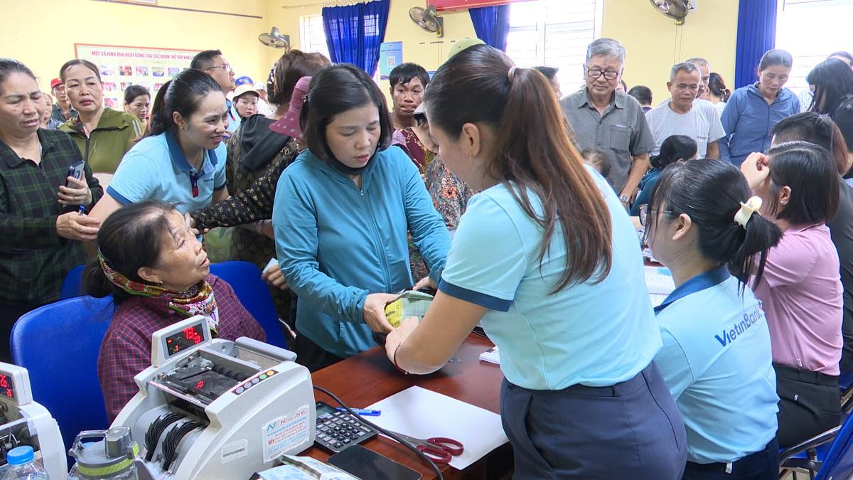People receive compensation and support for site clearance for the project. Photo: Phu Lien Ward - Hai Phong City