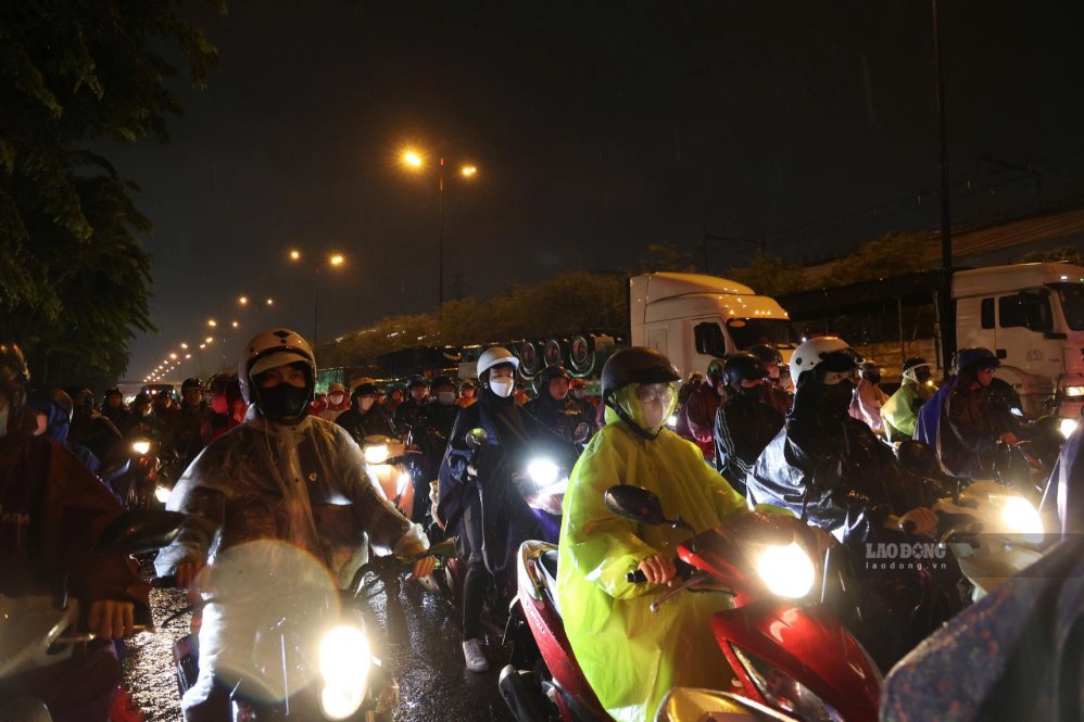 Vo Nguyen Giap Avenue is congested for about 2km after heavy rain on September 22. Photo: Minh Tam