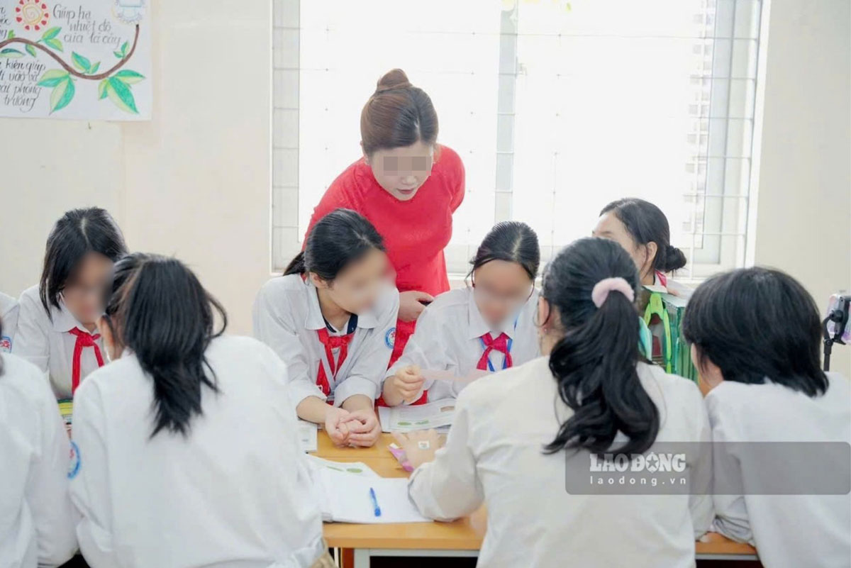 Students exchange lessons during class at a secondary school in Hanoi. Photo: Phuong Anh