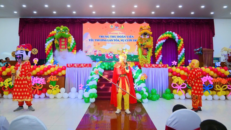 Không khí Trung thu rộn ràng với các hoạt động giao lưu, hoạt náo cùng các tiết mục biểu diễn võ thuật, lân sư rồng và hoạt cảnh tìm hiểu sự tích Tết Trung thu. Ảnh: Thiệu Vũ