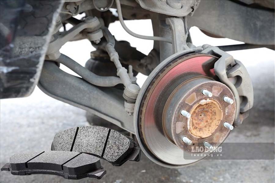 The noise emitted from the brake system may stem from the quality of the brake pads, the condition of the brake disc surface, or the incorrect use of the brake pads by the car. Photo: Phuong Anh