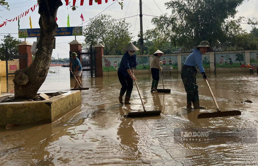Officials and teachers of Gia Vien Primary School, Ninh Binh province clean up mud and soil after floods (photo taken on September 22nd). Photo: Nguyen Truong