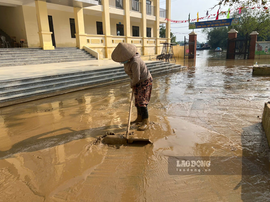 Cán bộ, giáo viên Trường Tiểu học Gia Viễn tập trung dọn dẹp, vệ sinh trường lớp sau nhiều ngày bị ngập (ảnh chụp ngày 23.9). Ảnh: Nguyễn Trường