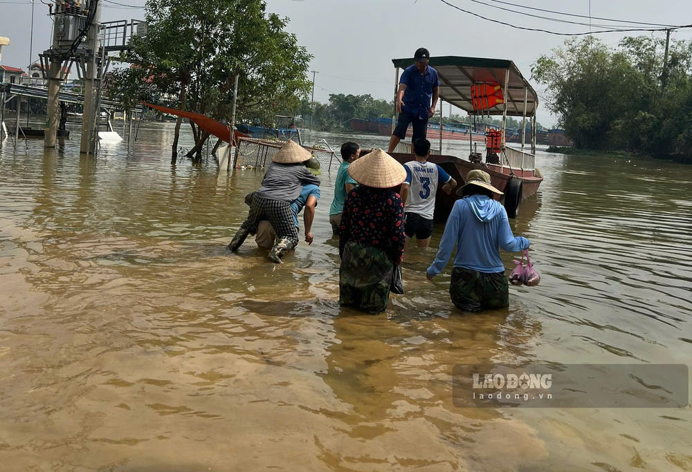 Khu vực bên ngoài cổng Trường Tiểu học Gia Viễn, phân hiệu 2 vẫn đang bị ngập (ảnh chụp ngày 23.9). Ảnh: Nguyễn Trường